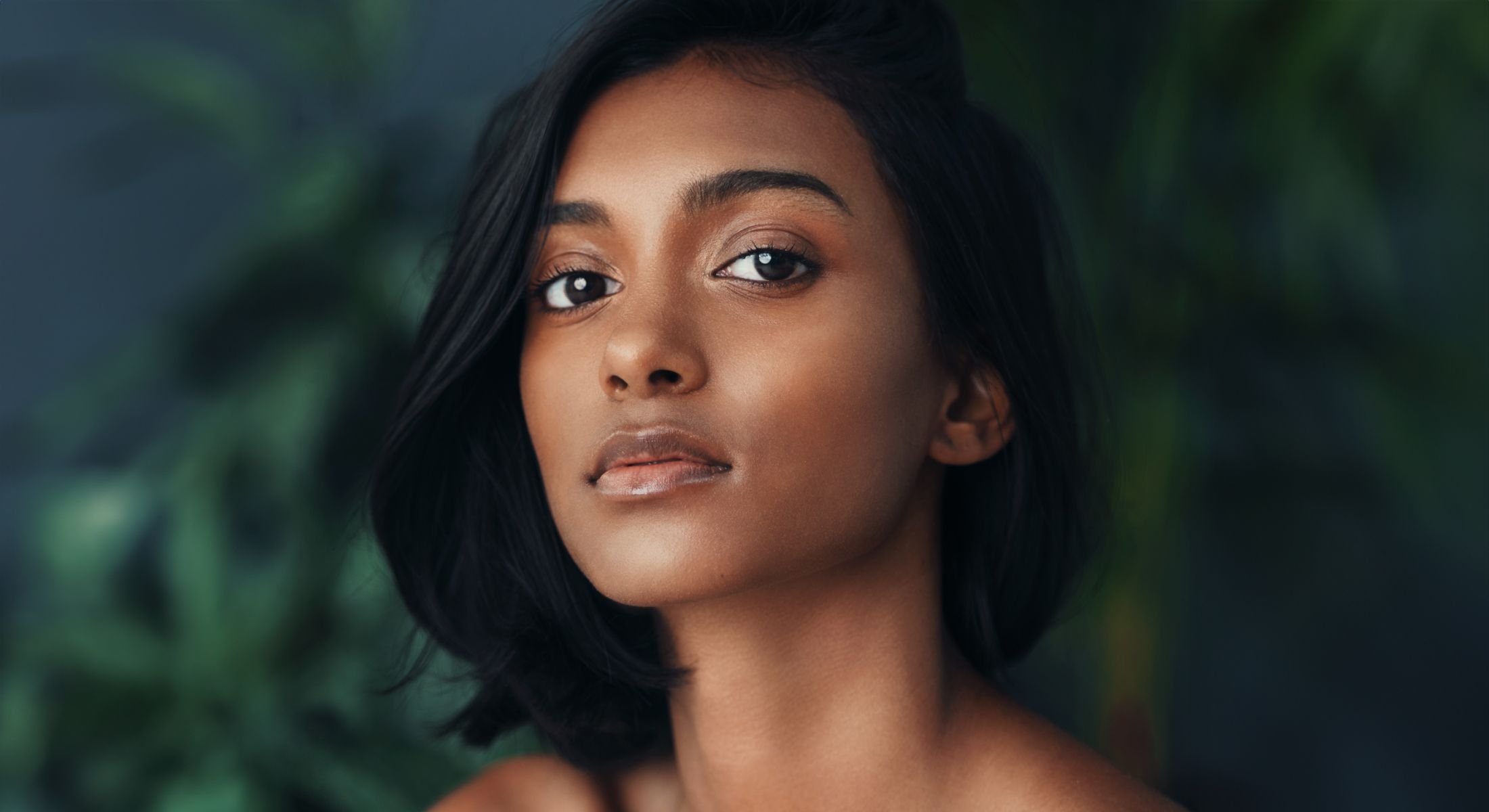 Cosmetic procedure: injecting filler into forehead.